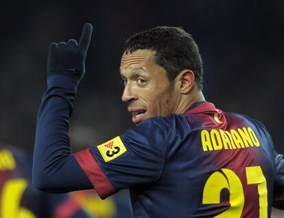 Adriano celebra el tercer gol del Barça.