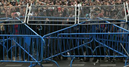 Un grupo de manifestantes mueven las vallas de seguridad que protegen el Congreso de los Diputados durante la protesta.