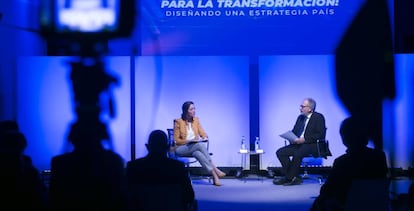 La ministra de Industria, Comercio y Turismo, Reyes Maroto, y Miguel Jiménez, subdirector de EL PAÍS.