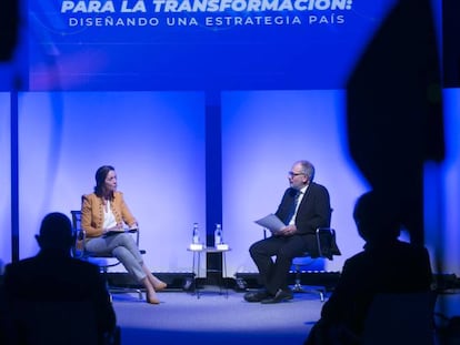 La ministra de Industria, Comercio y Turismo, Reyes Maroto, y Miguel Jiménez, subdirector de EL PAÍS.