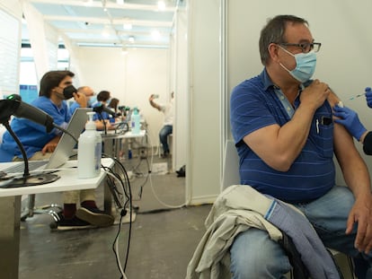 Una enfermera vacuna a un hombre en el centro de vacunación de la Fira de Barcelona.