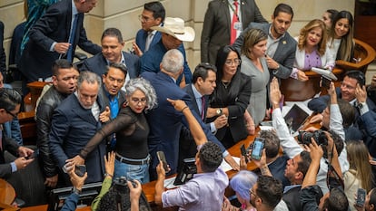 La senadora María José Pizarro contiene al ministro del Interior, Armando Benedetti, durante el anuncio de los resultados de la votación de la consulta popular, en el Congreso.