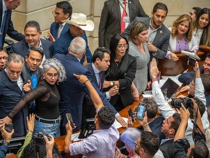 La senadora María José Pizarro contiene al ministro del Interior, Armando Benedetti, durante el anuncio de los resultados de la votación de la consulta popular, en el Congreso.