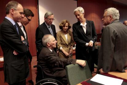 De izquierda a derecha, Luc Frieden, ministro de Presupuesto de Luxemburgo; Jyrki Katainen, ministro finlandés de Finanzas; Jean Claude Juncker, presidente del Eurogrupo; Wolfgang Schaeuble, ministro de Finanzas de Alemania; Elena Salgado, ministra de Economía de España; Christine Lagarde, ministra de Economía de Francia, y Giulio Tremonti, ministro de Economía de Italia, ayer en Bruselas.