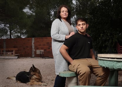 María Potirniche y su hijo Darius, en su casa de Quintanar de la Orden, en la provincia de Toledo.