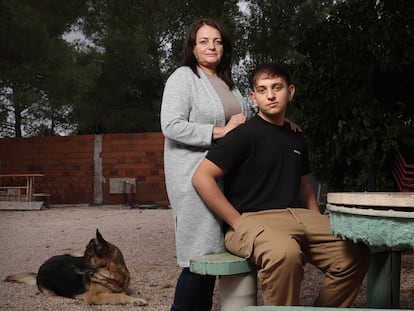 María Potirniche y su hijo Darius, en su casa de Quintanar de la Orden, en la provincia de Toledo.