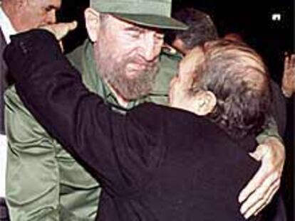 Fidel Castro abraza a Abdelaziz Buteflika en el aeropuerto de Argel.
