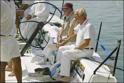 El rey Juan Carlos (en segundo término) junto a su amigo, el armador Josep Cusí, en las regatas de Palma de Mallorca en el año 2007.