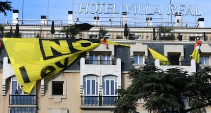 La Policía retira una pancarta de Greenpeace en protesta por el proyecto.