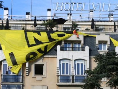 La Policía retira una pancarta de Greenpeace en protesta por el proyecto.