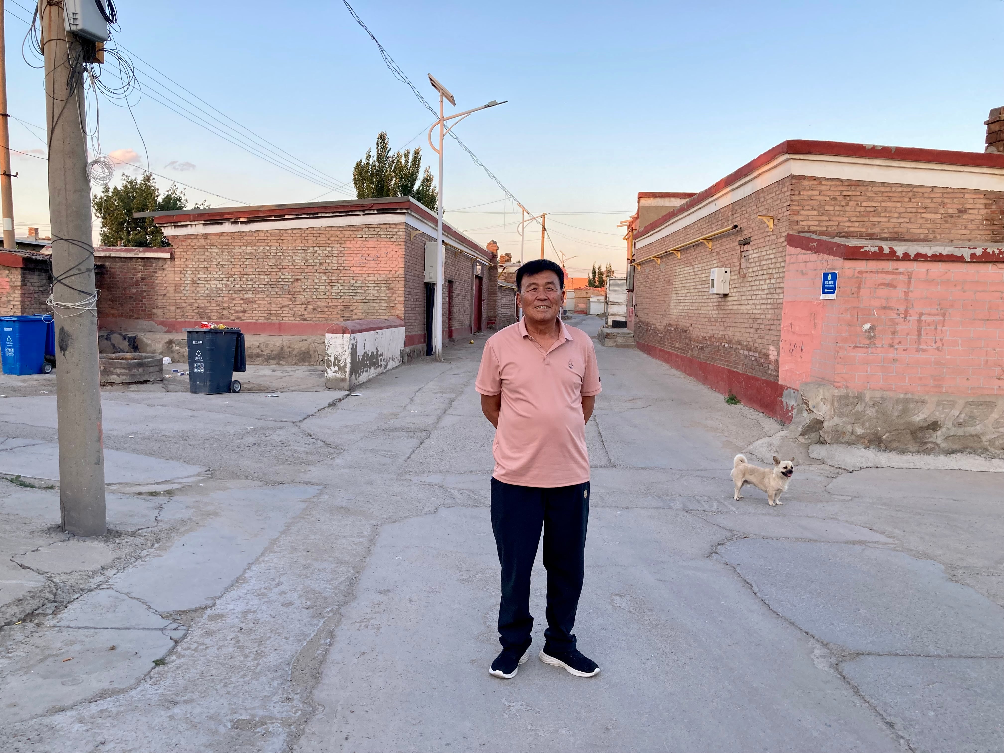 El señor Wang, trabajador jubilado de la industria vinculada a las tierras raras, en la colonia obrera situada cerca del dique de relaves de Waikuang.