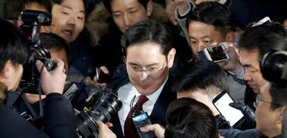 Lee Jae-Yong, vicepresidente de Samsung Electronics, rodeado de diferentes medios, este lunes en Se&uacute;l.