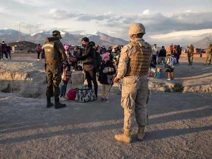 La policía fronteriza controla a los migrantes que cruzaron ilegalmente a Chile desde la frontera con Bolivia, en Colchane, en febrero de 2022.