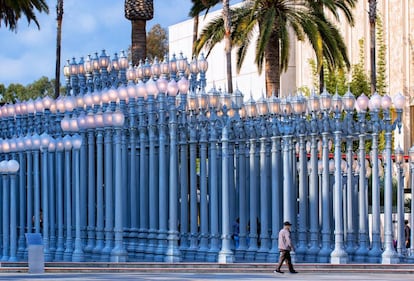 La instalación 'Urban Light', de Chris Burden, en el museo LACMA.