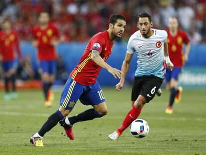 El jugador de la selección de España Sergio Busquets intenta controlar el balón.