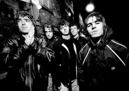 La primera formación de Oasis, en una imagen tomada en Mánchester en 1993. Desde la izquierda: Noel Gallagher (guitarra y voz), Paul 'Bonehead' Arthurs (guitarra), Paul McGuigan (bajo), Tony McCarroll (batería) y Liam Gallagher (voz).