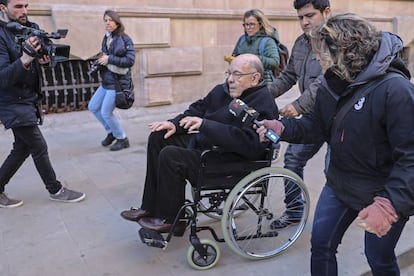 F&eacute;lix Millet, el principal encausado del caso Palau, a la salida de la Audiencia Provincial de Barcelona donde se la ha comunicado la sentencia de 9 a&ntilde;os y 8 meses de prisi&oacute;n.