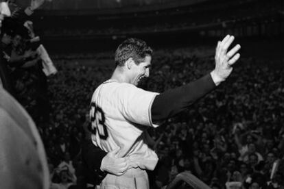 Bobby Thomson saluda a la afición tras su decisivo <i>home run.</i>