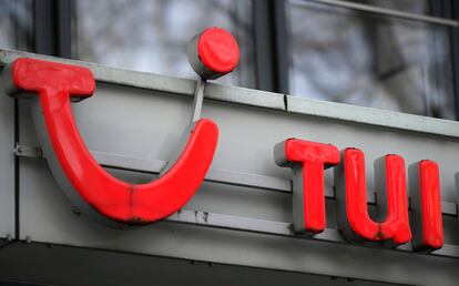 Logo del turoperador TUI en un edificio de Dortmund, en Alemania.