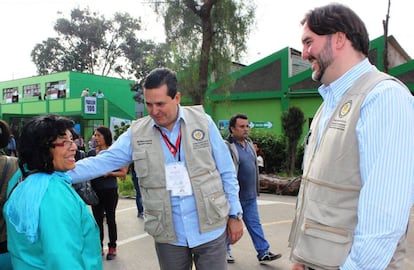 Francisco Guerrero (centro) durante la observaci&oacute;n electoral de la OEA en Per&uacute; este a&ntilde;o