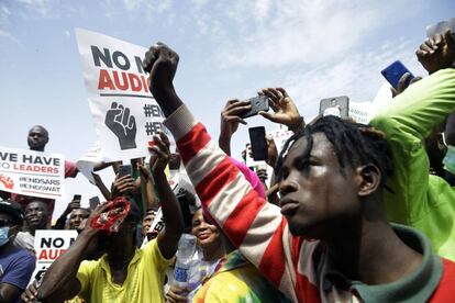 Manifestantes contra la brutalidad policial en Lagos, Nigeria, el jueves 15 de octubre de 2020.