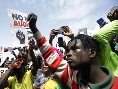 Manifestantes contra la brutalidad policial en Lagos, Nigeria, el jueves 15 de octubre de 2020.