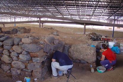 La zona de la Cueva Pintada fue techada y acondicionada para su visita. La limpieza y puesta a punto del tesoro arqueológico se llevo a cabo por expertos.