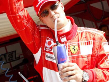 Schumacher saluda tras la segunda sesión de entrenamientos libres en Monza.
