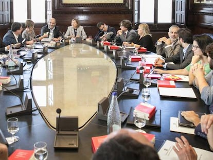 Reunion de la mesa del Parlament de Cataluña presidida por Carme Forcadell junto con los portavoces de los grupos parlamentarios.