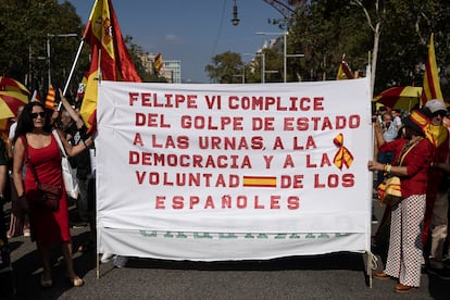 Pancarta exhibida este domingo en la manifestación contra la amnistía a los encausados por el 'procés', en la que se acusa al Rey de ser “cómplice del golpe de Estado a las urnas”.