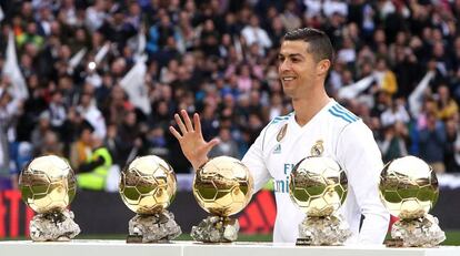 Cristiano, en el Bernabéu con sus cinco Balones de Oro.