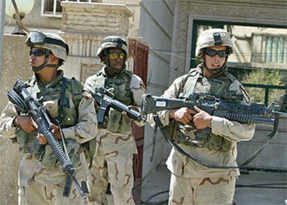Tres soldados estadounidenses, ante la casa de Bagdad donde fueron secuestrados ayer tres extranjeros.