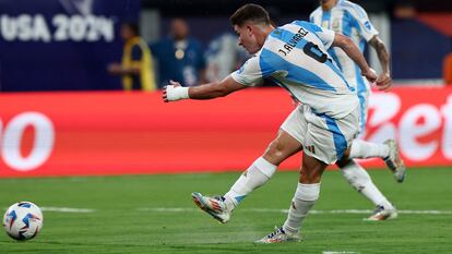 Julián Álvarez tira y anota el primer gol del partido.