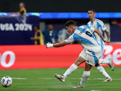 Julián Álvarez tira y anota el primer gol del partido.