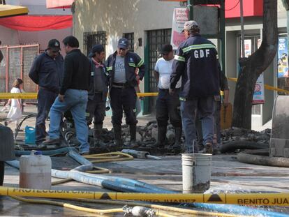 Trabajadores del Gobierno de la ciudad reparan una tubería rota a finales de 2013.