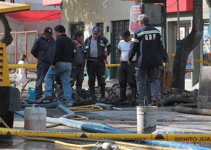 Trabajadores del Gobierno de la ciudad reparan una tubería rota a finales de 2013.