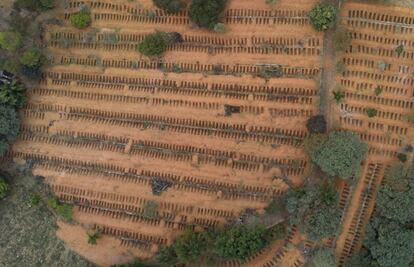 Vista aérea de tumbas excavas en el cementerio de São Luiz de São Paulo (Brasil).