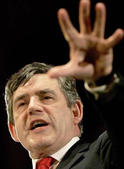 Gordon Brown se dirige a los seguidores laboristas en un mitin electoral.