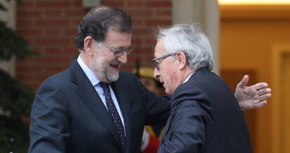 Rajoy saluda a Juncker en diciembre pasado. 