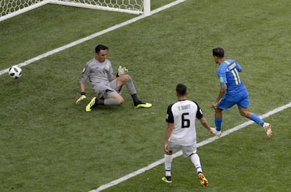 Coutinho engaña a Keylor Navas y abre el marcador para Brasil.