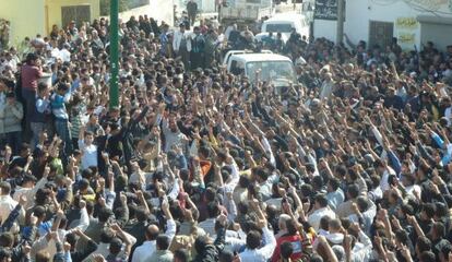 Protesta contra el régimen durante un funeral de víctimas de la represión, ayer en Hula, cerca de Homs.