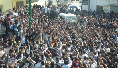 Protesta contra el r&eacute;gimen durante un funeral de v&iacute;ctimas de la represi&oacute;n, ayer en Hula, cerca de Homs.