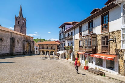 Comillas (Cantabria). La villa de Comillas, declarada conjunto histórico-artístico el 29 de marzo de 1985, es conocida con el apelativo de la Villa de los Arzobispos, dado que en su municipio nacieron cinco prelados que durante la Edad Media ocuparon varias diócesis. Hoy es una de las localidades más emblemáticas de Cantabria y una de las más interesantes desde el punto de vista arquitectónico, ya que cuenta importantes edificios del modernismo, como el Palacio de Sobrellano y su Capilla Panteón, la Universidad Pontificia y, por supuesto, El Capricho, del arquitecto catalán Antonio Gaudí. Sin olvidar tampoco su magnífica arquitectura popular y las casonas solariegas con sus escudos. “La Comillas monumental tiene su origen bajo el patronazgo de don Antonio López, primer Marqués de Comillas, quien consiguió que durante el verano de 1881 el rey Alfonso XII disfrutase sus vacaciones en la villa, convirtiéndose así en el lugar elegido por la aristocracia como centro turístico de veraneo”, recuerda la página web de turismo de la localidad. “Destaca su hermosa playa, que todos los veranos atrae a miles de turistas, o lugares tan representativos como la plaza del Corro, junto a la iglesia”, resalta la asociación. Además, a pesar de que Comillas es un municipio con una población de poco más de 2.000 habitantes ―que se multiplica durante el periodo estival―, y con una extensión de solo 18,5 kilómetros cuadrados, tiene una variada oferta de alojamientos (hoteles, apartamentos, casas rurales, posadas…) donde conjugar actividad y descanso en uno de los destinos turísticos por excelencia de la comunidad. Su cementerio, rematado por la magnífica obra escultórica de ‘El Ángel exterminador’ de Joseph Llimona, también merece una visita.