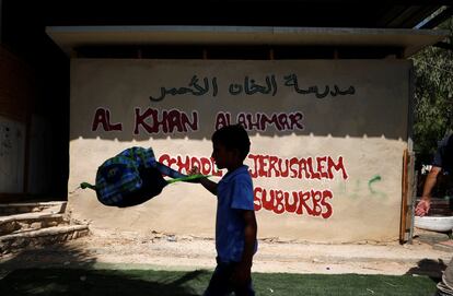 Un niño palestino acude a una escuela que Israel planea demoler, en la aldea beduina de Khan al-Ahmar, en la ocupada Cisjordania.