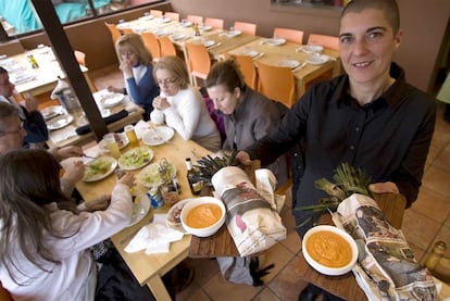 Comedor del restaurante Calsot, en Hoyo de Manzanares.