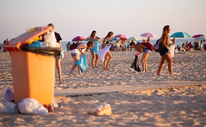 El grupo de jóvenes Zero Waste Cádiz limpia la playa de la capital gaditana al atardecer.