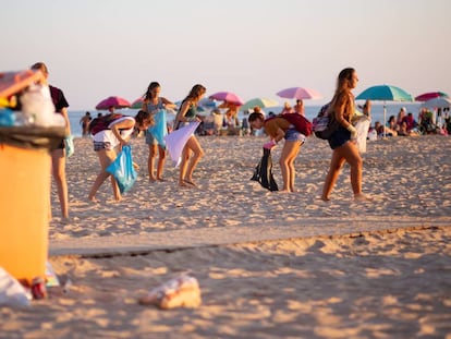 El grupo de jóvenes Zero Waste Cádiz limpia la playa de la capital gaditana al atardecer.