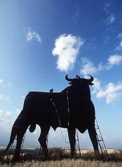 El toro de Osborne afronta su madurez con una salud envidiable. Uno de los iconos españoles más importantes cumple en 2007 nada más y nada menos que 50 años.