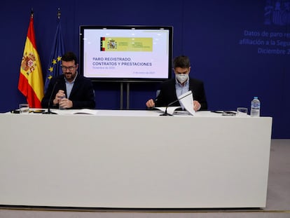 Los secretarios de Estado de Empleo y Seguridad Social, Joaquín Pérez (izquierda) e Israel Arroyo, presentan los datos de paro.
