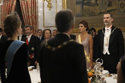 El rey Felipe sentado junto a la primera dama argentina en la mesa de uno de los salones del Palacio Real en Madrid.